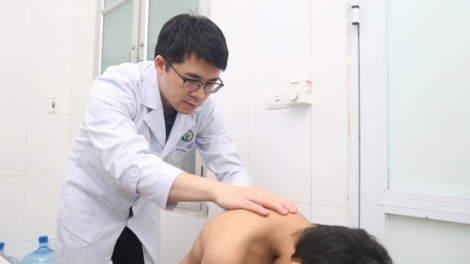 Hà Nội: Nhiều trẻ đến bệnh viện khám trong tình trạng cong vẹo cột sống nghiêm trọng đến 60-80 độ