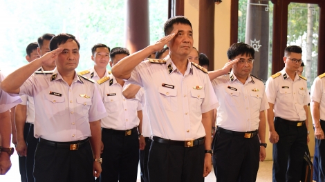 Phó Đô đốc Nguyễn An Phong dâng hương tưởng niệm Chủ tịch Tôn Đức Thắng