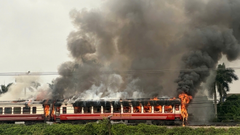 Cháy 2 toa tàu hoả chở khách gần ga Tiền Trung (Hải Phòng)