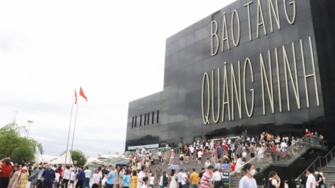 Quảng Ninh "bùng nổ" ngày đầu kỳ nghỉ lễ: Đón 160.000 lượt khách, thu về gần 500 tỷ đồng