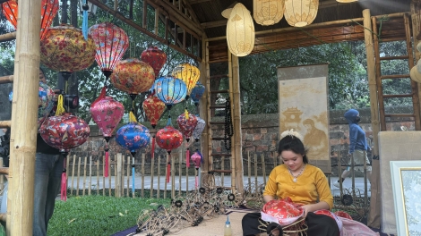 “Vườn Ánh sáng”: Hành trình trải nghiệm giàu cảm xúc với những chiếc đèn lồng tinh xảo