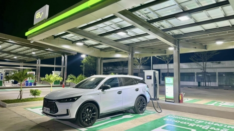 Giá xăng leo thang, người dân Campuchia ồ ạt chuyển sang xe điện