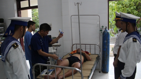 Cứu hộ thành công hai ngư dân gặp nạn ở Trướng Sa