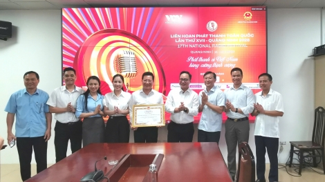 VOV tặng Bằng khen Sở Văn hóa Thể Thao và Du lịch Quảng Ninh