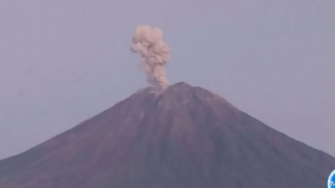 Indonesia: Núi lửa Semeru phun trào liên tục, tro bụi cao tới 1000m