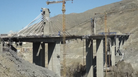 Người dân Iran bàng hoàng sau khi cây cầu lớn nhất nước bị đánh sập