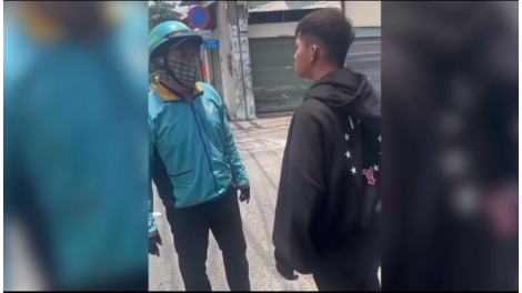 Công an xử lý người mặc áo xe ôm công nghệ đánh người ở TP.HCM