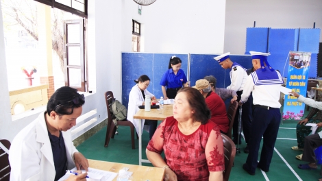 Gần 1.000 người dân phường Cam Linh được khám bệnh, tư vấn sức khoẻ và cấp phát thuốc miễn phí