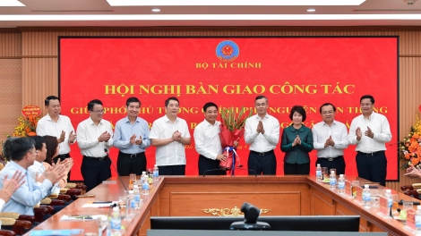 Bàn giao công tác giữa Phó Thủ tướng Nguyễn Văn Thắng và Bộ trưởng Bộ Tài chính Ngô Văn Tuấn