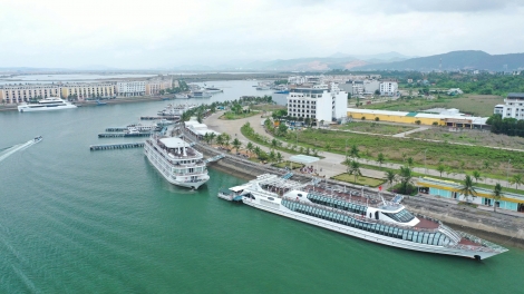 Vì sao vịnh Hạ Long hút khách mùa lễ hội?