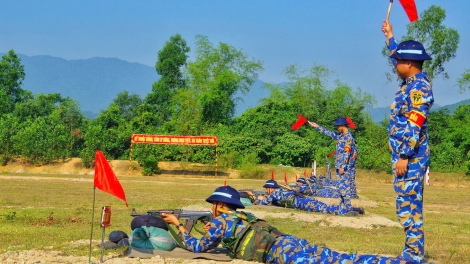 Chiến sĩ mới Tiểu đoàn 355 tự tin kiểm tra bắn đạn thật súng AK