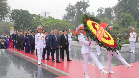 Lãnh đạo Đảng, Nhà nước và các đại biểu Quốc hội vào Lăng viếng Chủ tịch Hồ Chí Minh