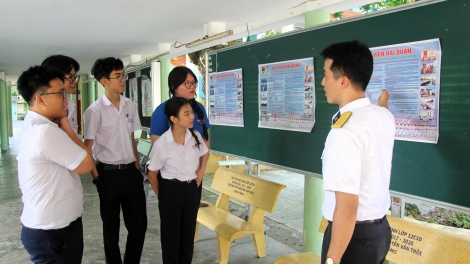 Hơn 1.300 học sinh Khánh Hòa tham gia tuyên truyền biển, đảo và định hướng vào Hải quân