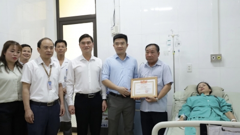 Lào Cai: Khen thưởng nữ công nhân dũng cảm cứu người trong thiên tai