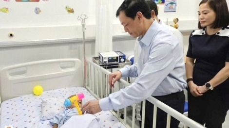 Lãnh đạo Bộ Y tế thăm, tặng quà cho bệnh nhi là nạn nhân bị bạo hành tại thành phố Hồ Chí Minh