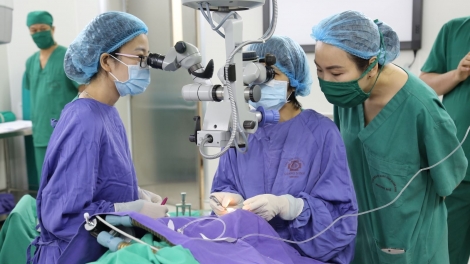 Lần đầu ghép giác mạc từ người hiến chết não tại Bệnh viện Đa khoa tỉnh Quảng Ninh