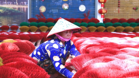 Quảng Phú Cầu rực đỏ mùa hương