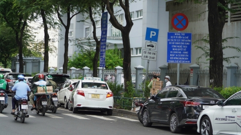Phường đầu tiên tại TP.HCM thu phí đỗ xe “không chạm”, không cần nhân sự