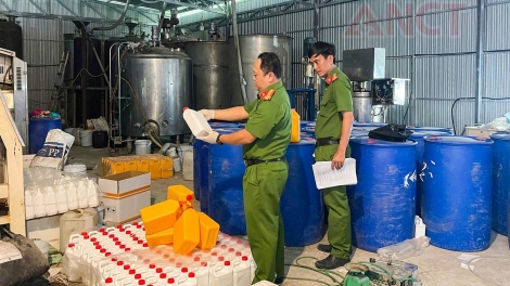 Phát hiện một cơ sở có dấu hiệu sản xuất phân bón trái phép ở Cần Thơ