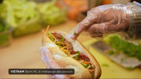 Từ ổ bánh đường phố đến bàn ăn Michelin: Bánh mì Việt Nam lên báo Pháp