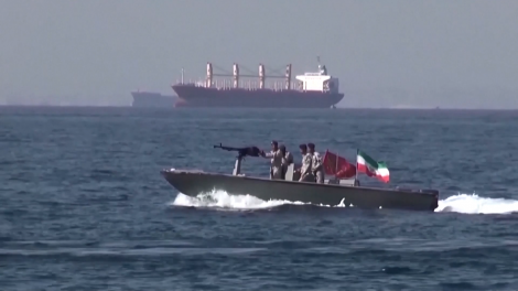 Iran bác tin đạt thỏa thuận với Mỹ; tiếp tục phóng tên lửa và nổ súng cảnh báo tàu hàng tại Hormuz