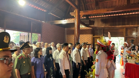 Đắk Lắk: Lễ dâng hương kỷ niệm 136 năm ngày sinh chủ tịch Hồ Chí Minh