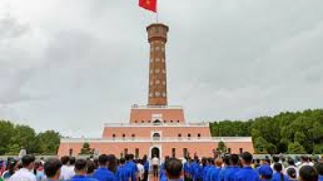 Lễ chào cờ thiêng liêng ở Mũi Cà Mau