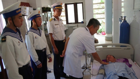 Trung tâm y tế Trường Sa tiếp nhận, điều trị ngư dân bị viêm loét dạ dày hành tá tràng