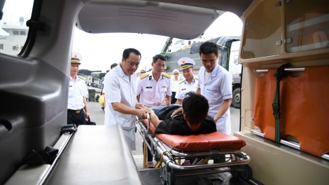 Lữ đoàn 955 kịp thời đưa ngư dân từ ngư trường Trường Sa về bờ điều trị