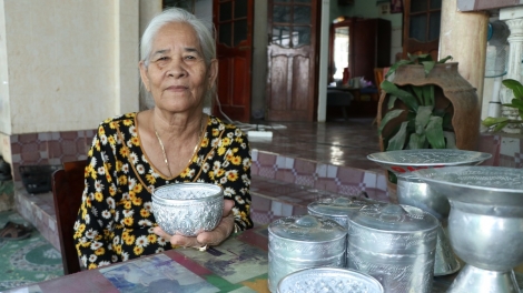 Nơi níu giữ nghề chạm bạc độc đáo của người Chăm Khánh Hoà