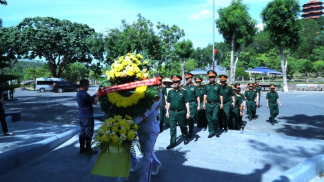 Dâng hương tưởng nhớ Chủ tịch Hồ Chí Minh và tri ân các Anh hùng liệt sĩ