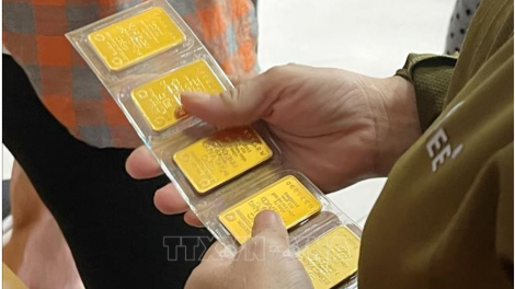 Vàng SJC giảm mạnh, nhà đầu tư cần thận trọng “bắt đáy” thị trường.