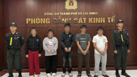 Bắt 5 bị can sản xuất hàng chục ngàn giày dép giả tại TP.HCM