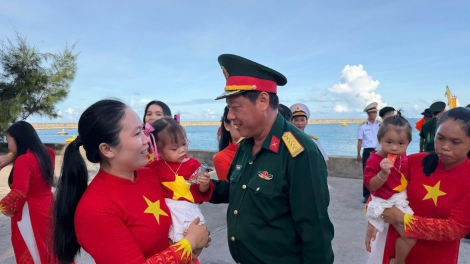 Những "mầm xanh" Trường Sa lớn lên cùng biển sóng