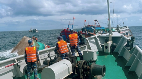 Tàu 797 kịp thời cứu 10 ngư dân gặp nạn trên biển trong đêm
