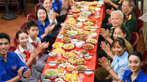 Bữa cơm tri ân – Tuổi trẻ Thủ đô thể hiện lòng biết ơn từ những điều bình dị