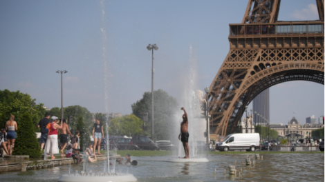 Nắng nóng cực đoan buộc Tháp Eiffel và nhiều bảo tàng tại Paris rút ngắn thời gian mở cửa