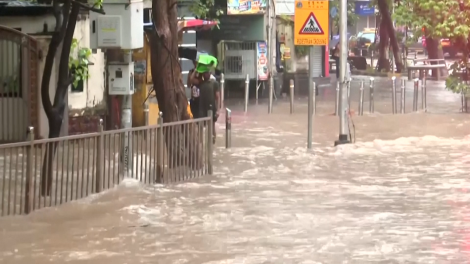 Mưa gió mùa gây ngập lụt, tê liệt nhiều tuyến đường tại Mumbai
