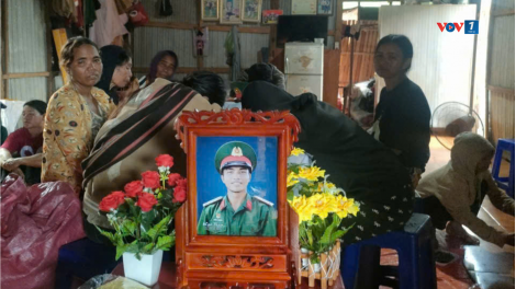 Truy thăng quân hàm từ Hạ sĩ lên Thượng sĩ đối với chiến sĩ quên mình cứu 2 người dân ở Gia Lai