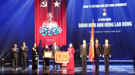 Phó Chủ tịch nước Võ Thị Ánh Xuân trao tặng danh hiệu Anh hùng lao động cho Vinamilk