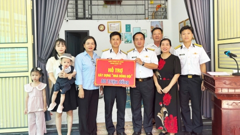Trung đoàn Tàu ngầm 196 trao “Nhà đồng đội”, tiếp thêm động lực cho quân nhân