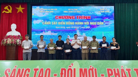 Vùng Cảnh sát biển 1 đồng hành cùng ngư dân và nhân dân xã Nam Xang, Ninh Bình