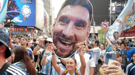 Sắc màu Argentina phủ kín quảng trường Thời đại ở New York trước trận chung kết World Cup
