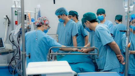 Bệnh viện Nhi Hà Nội cấy điện cực ốc tai điện tử thành công cho bệnh nhi bị điếc bẩm sinh