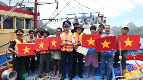Cảnh sát biển tuyên truyền pháp luật cho ngư dân đặc khu Côn Đảo, chung tay chống khai thác IUU