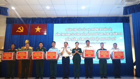 Đoàn công tác Cảnh sát biển Việt Nam thăm, tặng quà quân và dân đặc khu Phú Quý