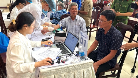 Lấy mẫu ADN hai người nhận là em ruột liệt sĩ Huỳnh Văn Quên