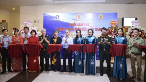 Triển lãm ảnh “Linh thiêng biển đảo Việt Nam”