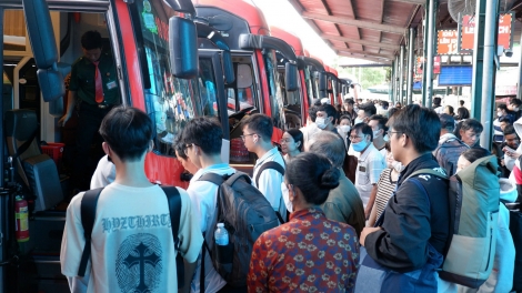 Người dân TP.HCM bắt đầu ra bến xe, sân bay, cửa ngõ đông đúc 