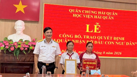 Học viện Hải quân tiếp sức con ngư dân vượt khó đến trường